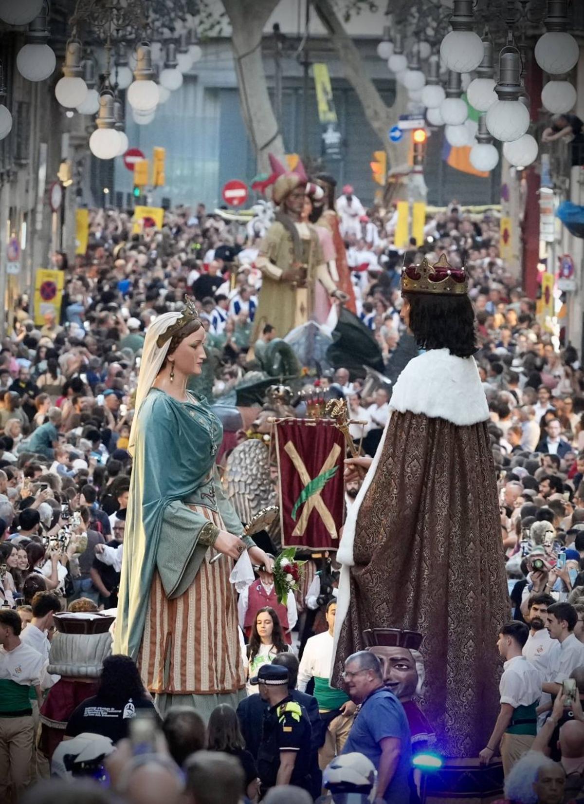 Toc d’inici de la Mercè 2025, gigantes y bestias en la plaza Sant Jaume de Barcelona