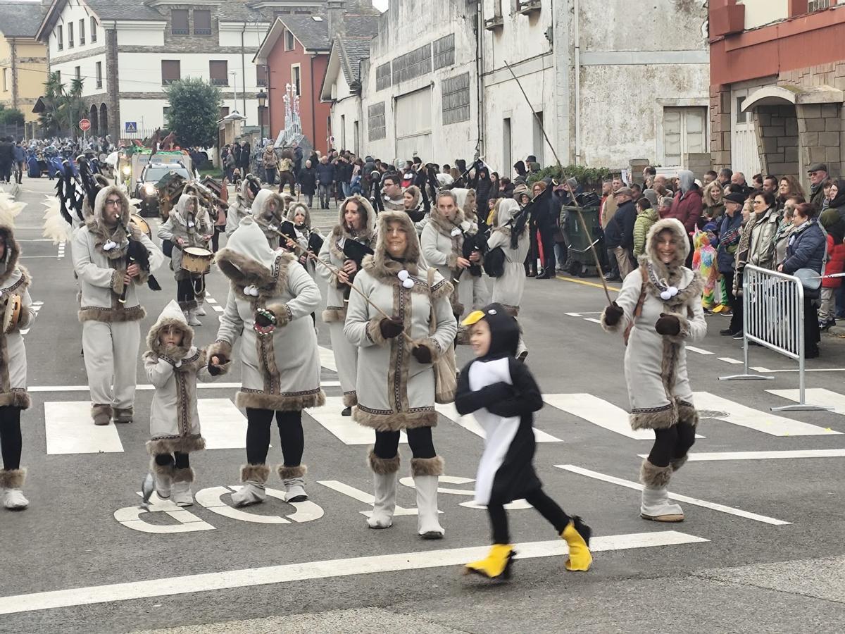 El carnaval de Tapia resiste a pesar de la lluvia