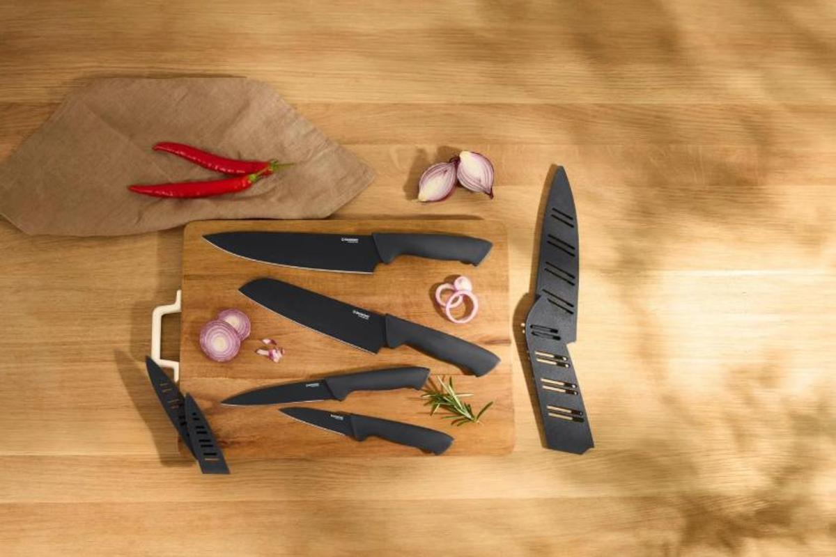 Set de cuchillos de acero inoxidable.