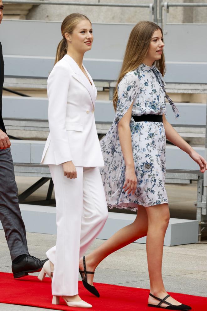 La princesa Leonor y la infanta Sofía en su llegada al Congreso