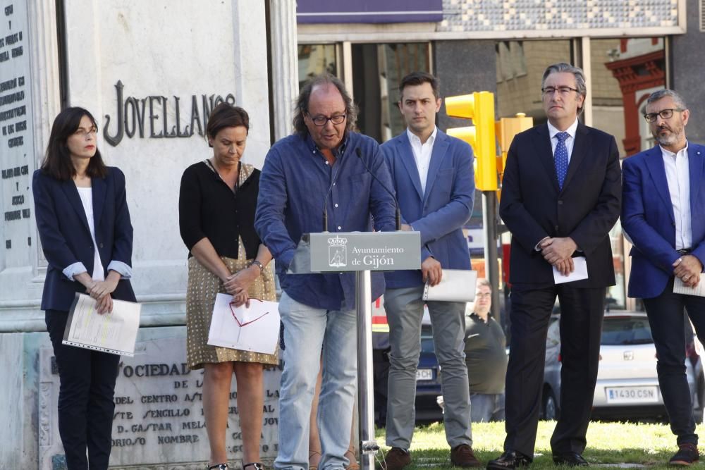 Ofrenda floral a Jovellanos en Gijón