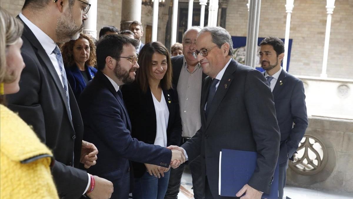 Torra saluda al vicepresidente Aragonès, en presencia del Govern en pleno, tras su declaración por la inhabilitación.