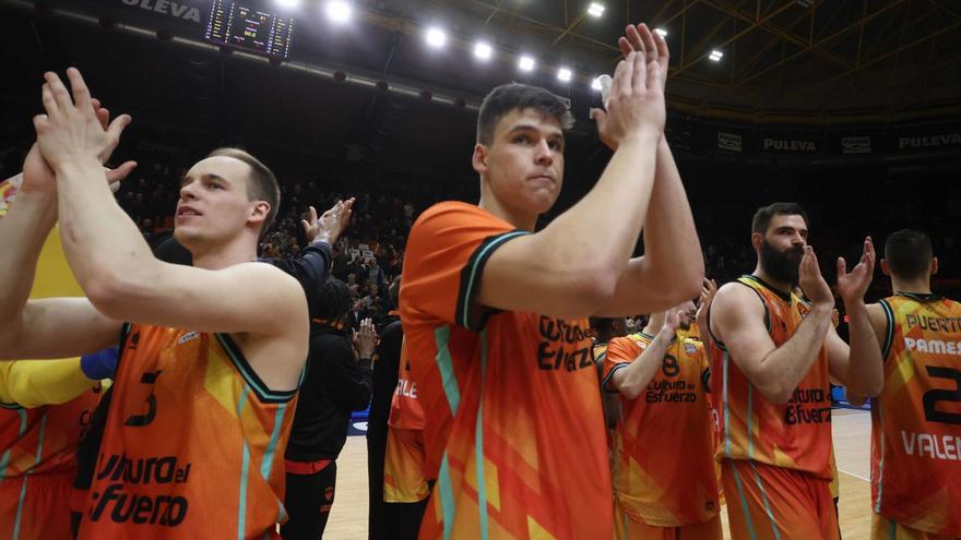 Los jugadores del Valencia Basket aplauden a la afición taronja tras la victoria ante el Partizan de Belgrado en la Euroliga. | J. M. LÓPEZ