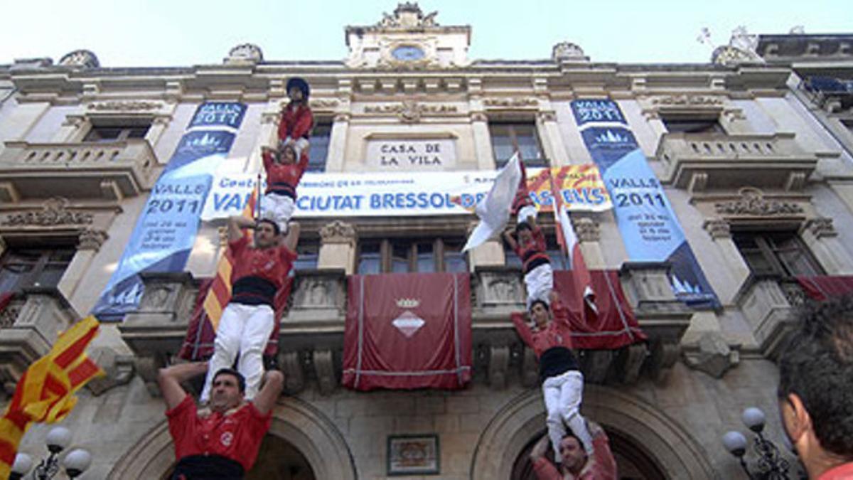 'Castellers' levantan dos torres en Valls para celebrar el reconocimiento como patrimonio de la humanidad.