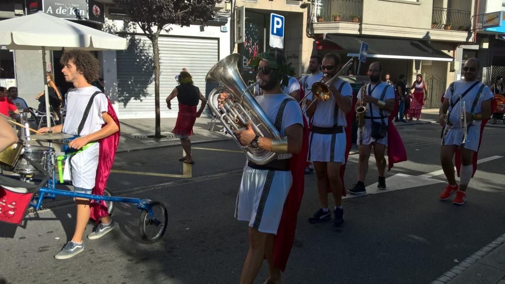 El Carnaval de verano colorea Redondela con miles de disfraces.