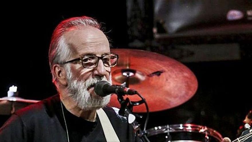 Pancho Varona, que estará en el POEX de Gijón, durante un concierto en el Niemeyer. | Julián Rus.