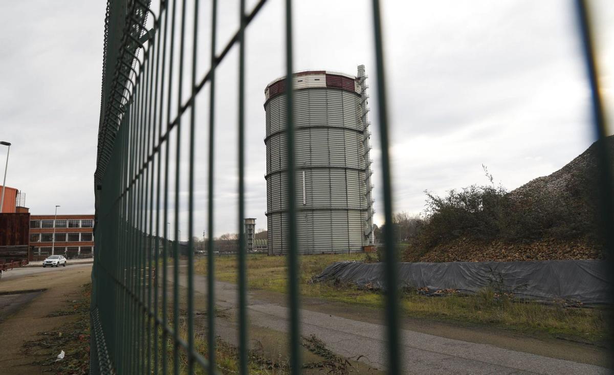 La valla que separa el PEPA de los antiguos terrenos de Baterías, con el gasómetro al fondo. | MARA VILLAMUZA