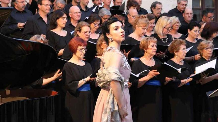 Amigos de la Ópera homenajea al maestro Ramos Carrión con sus mejores zarzuelas