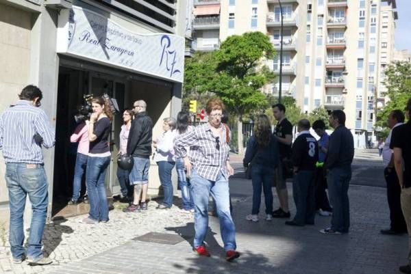 Aficionados del Real Zaragoza recogen sus entradas para la 'final' ante el Getafe