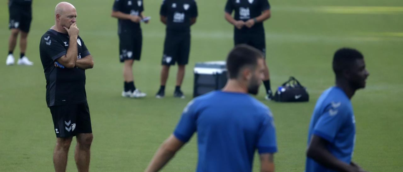 Pepe Mel, pensativo, durante el entrenamiento a puertas abiertas en La Rosaleda.