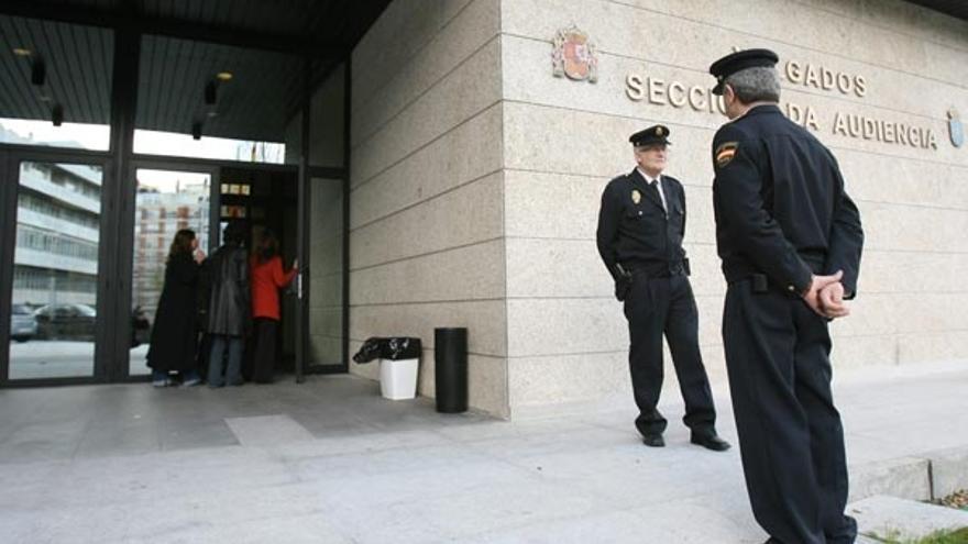 Varios policías vigilan el edificio nuevo de los juzgados, donde se produjeron los robos.