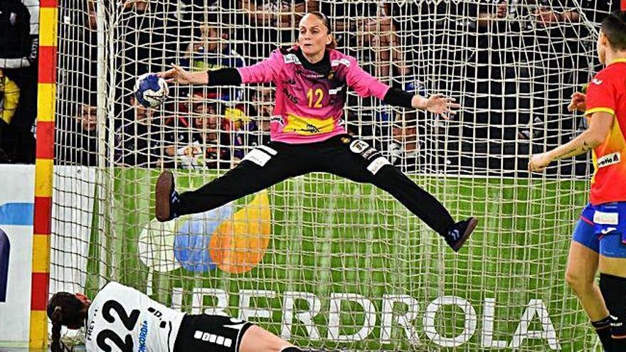 Silvia Navarro, portera de la selección española, en el partido de ayer.