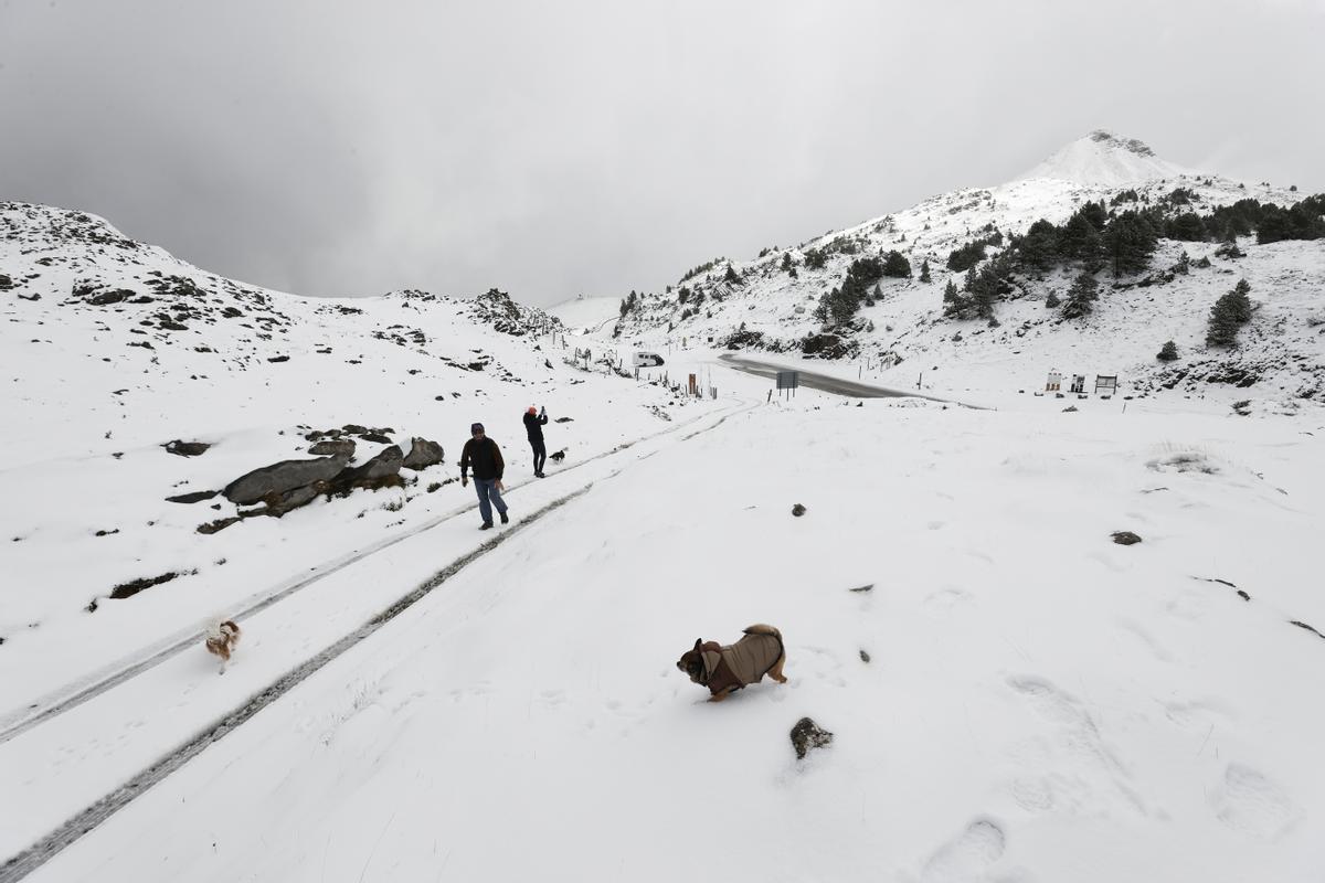 En Belagoa, Navarra, la nieve cubre ya en el primer temporal las carreteras y los montes del pirineo navarro