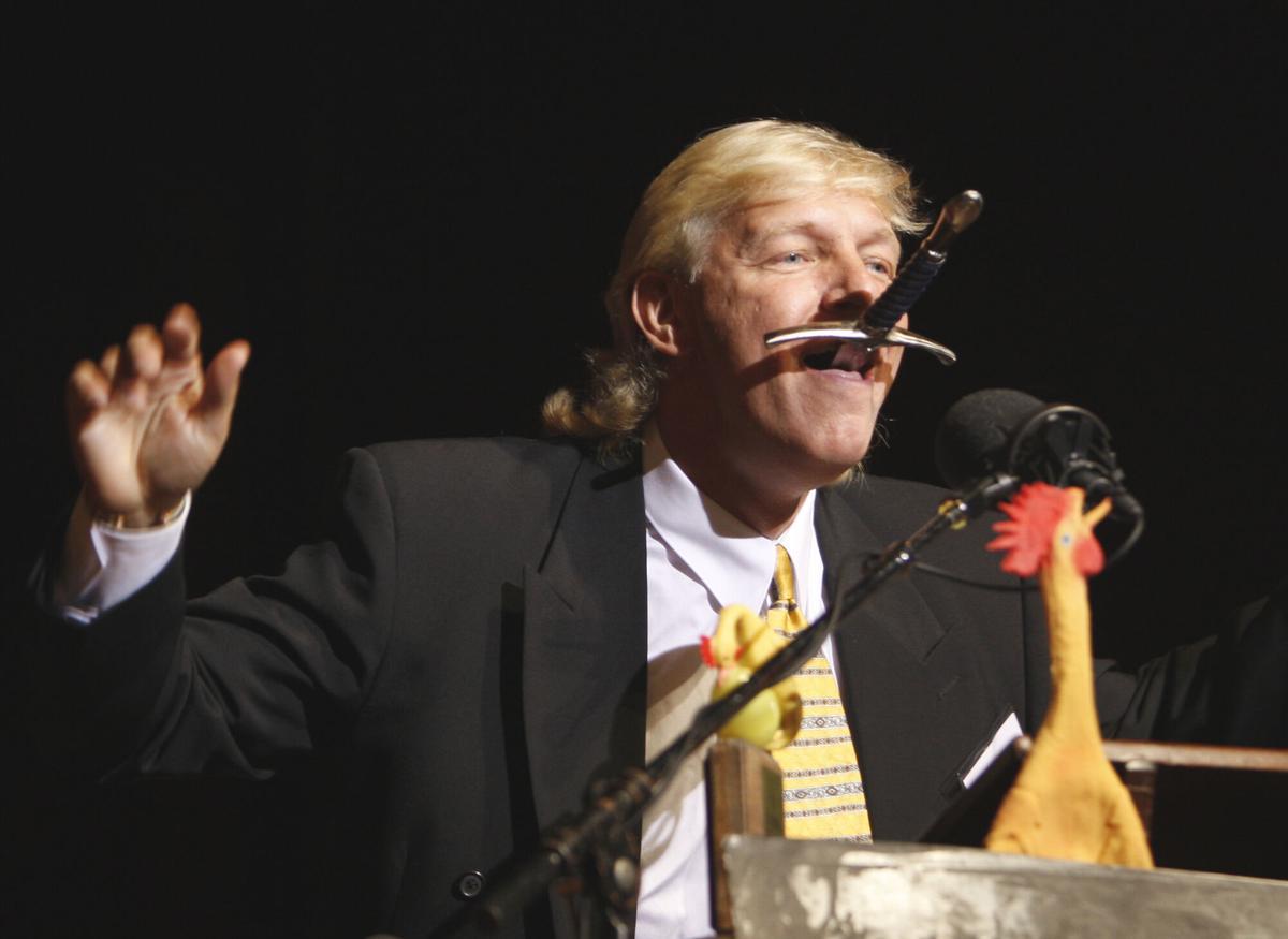 Un investigador participa en la entrega de premios de los Ig Nobel.