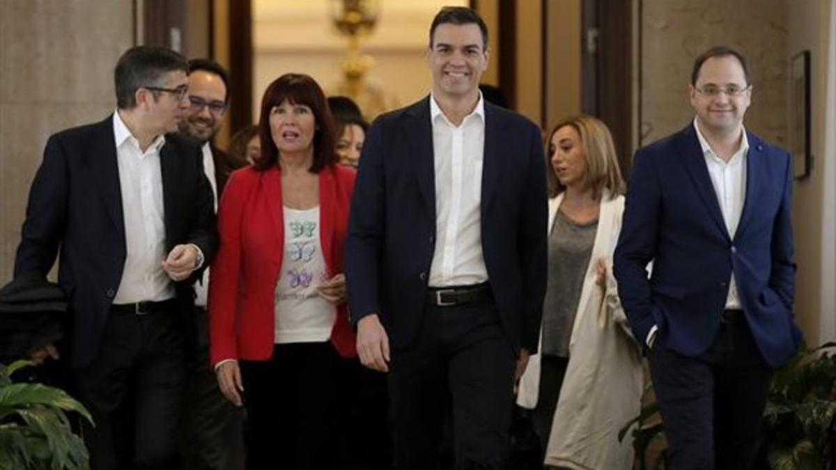 De izquierda a derecha, Patxi López, Antonio Hernando, Micaela Navarro, Pedro Sánchez, Carme Chacón y César Luena, ayer en el Congreso de los Diputados.