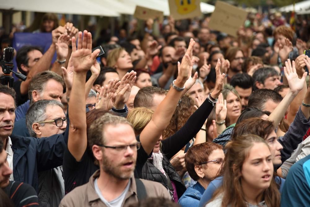 Multitudinària manifestació contra la violència a Manresa