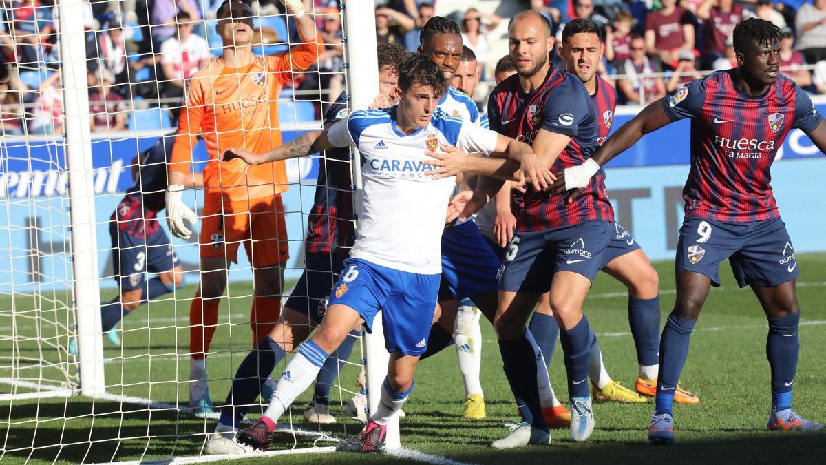 Francés trata de zafarse del marcaje de Blasco durante el derbi de la pasada campaña en El Alcoraz.