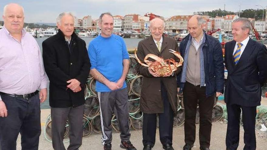 Lucio, también en O Grove  |  El afamado restaurador madrileño, popular por sus famosos huevos estrellados, visitó O Grove y posó con el producto estrella de la villa meca, el centollo. El XV Premio Nacional de Gastronomía Tradicional se le entrega hoy en la Escuela Superior de Gastronomía en Santiago.