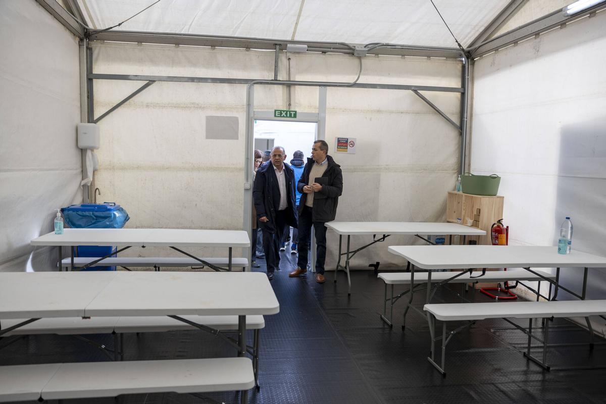 Así son los módulos de acogida temporal para migrantes instalados en el puerto de Palma.