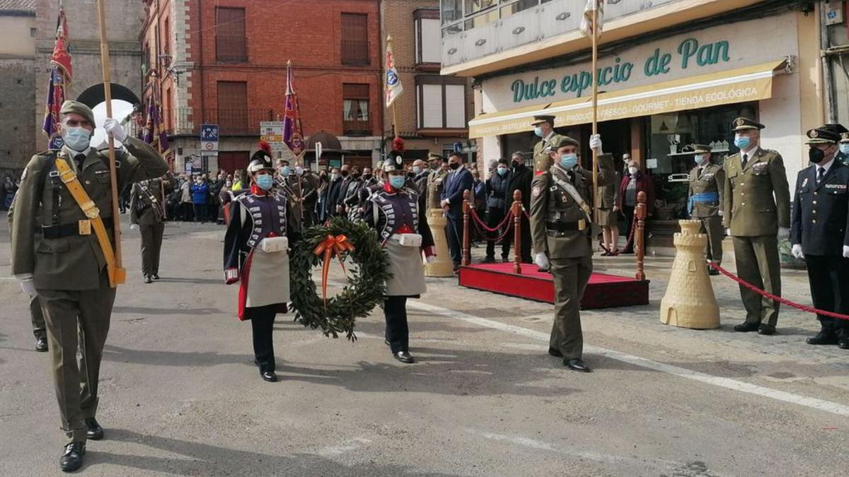 Militares portan la corona en recuerdo de los “caídos”. | M. J. C.