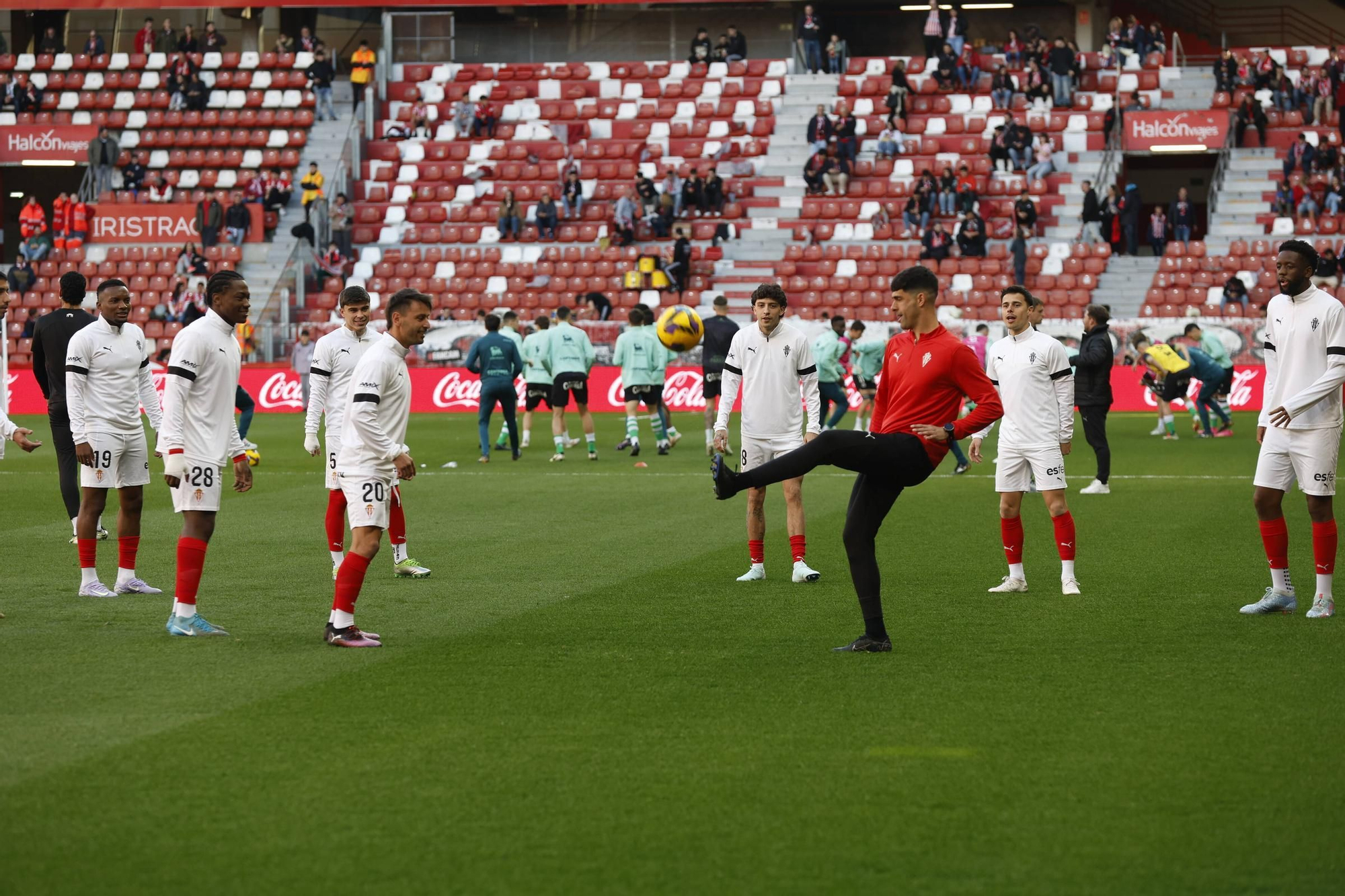 El partido entre el Sporting y el Racing de Santander, en imágenes