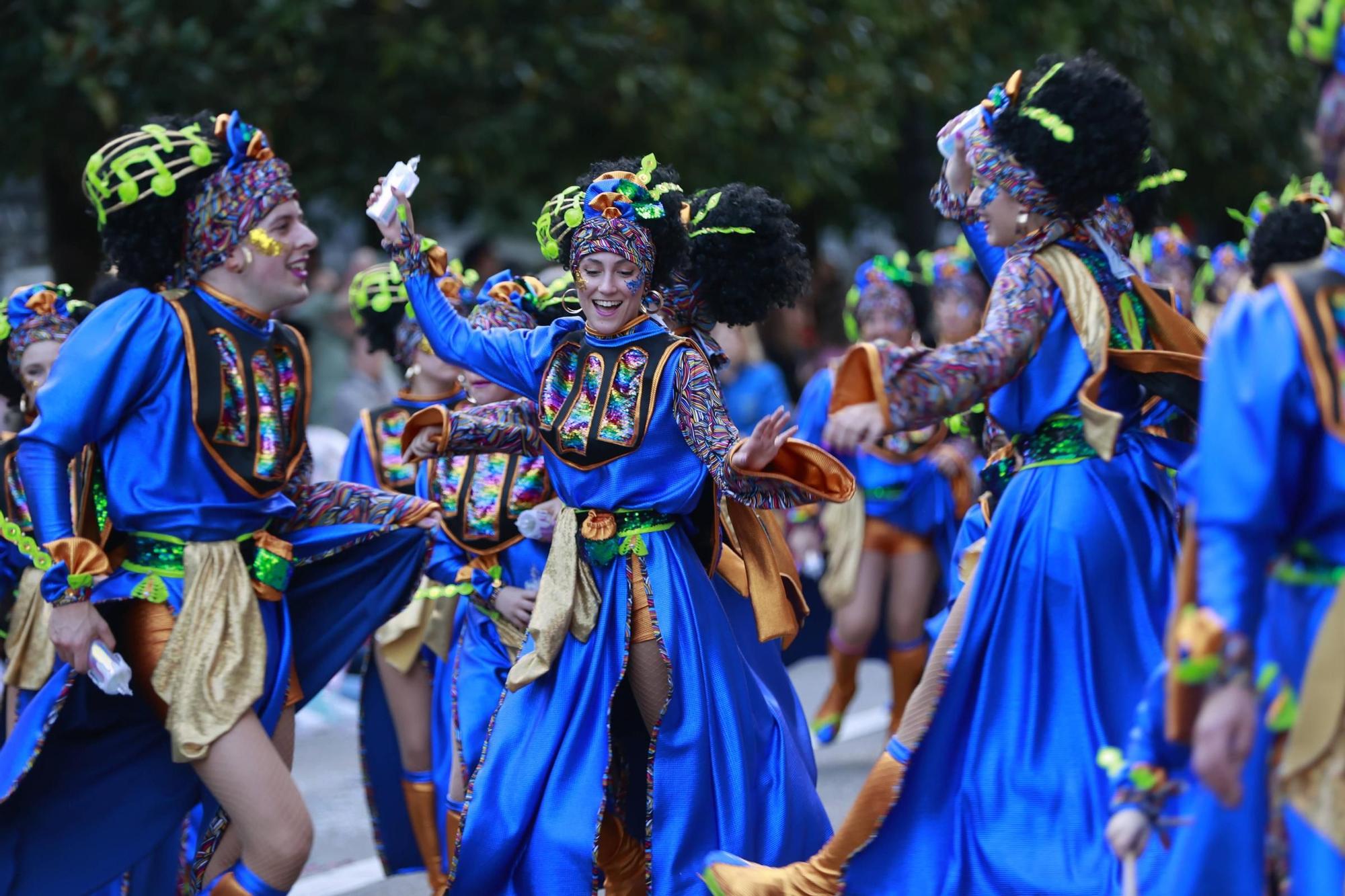 EN IMÁGENES: El Carnaval llena de color y alegría las calles de Oviedo