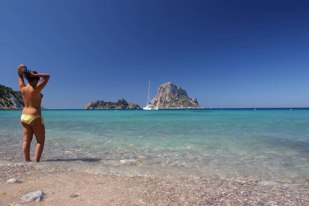 Cala d'Hort. Desde esta playa se puede ver de frente uno de los iconos de la isla: es Vedrà.