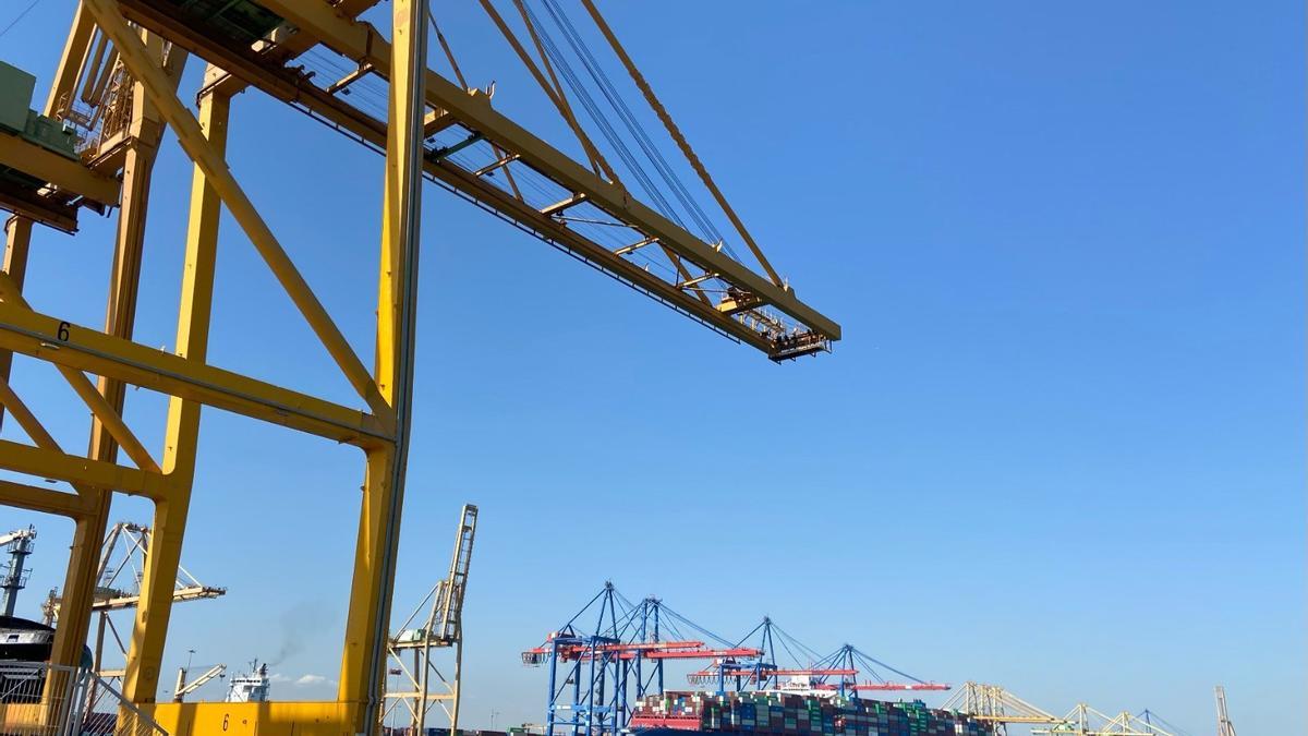 Buque de Cosco atracado en el Puerto de València.