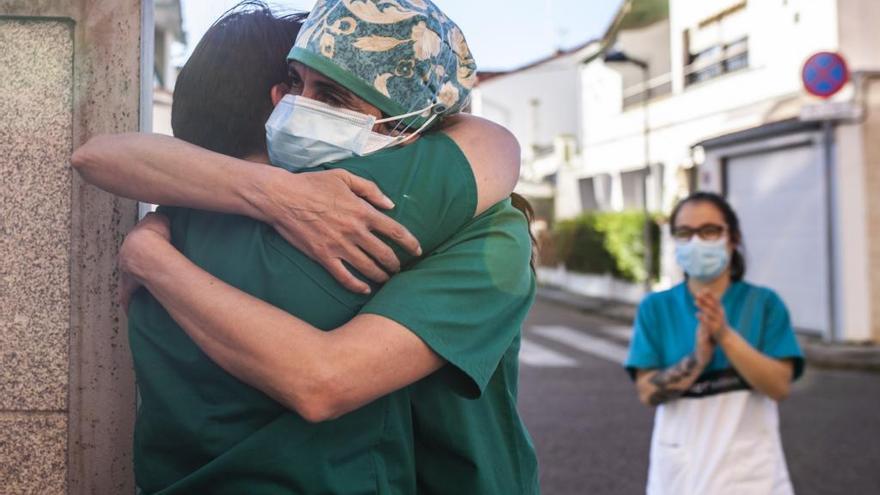 Abrazo de personal sanitario a las puertas del Hospital Virgen de la Concha de Zamora en una imagen de archivo.