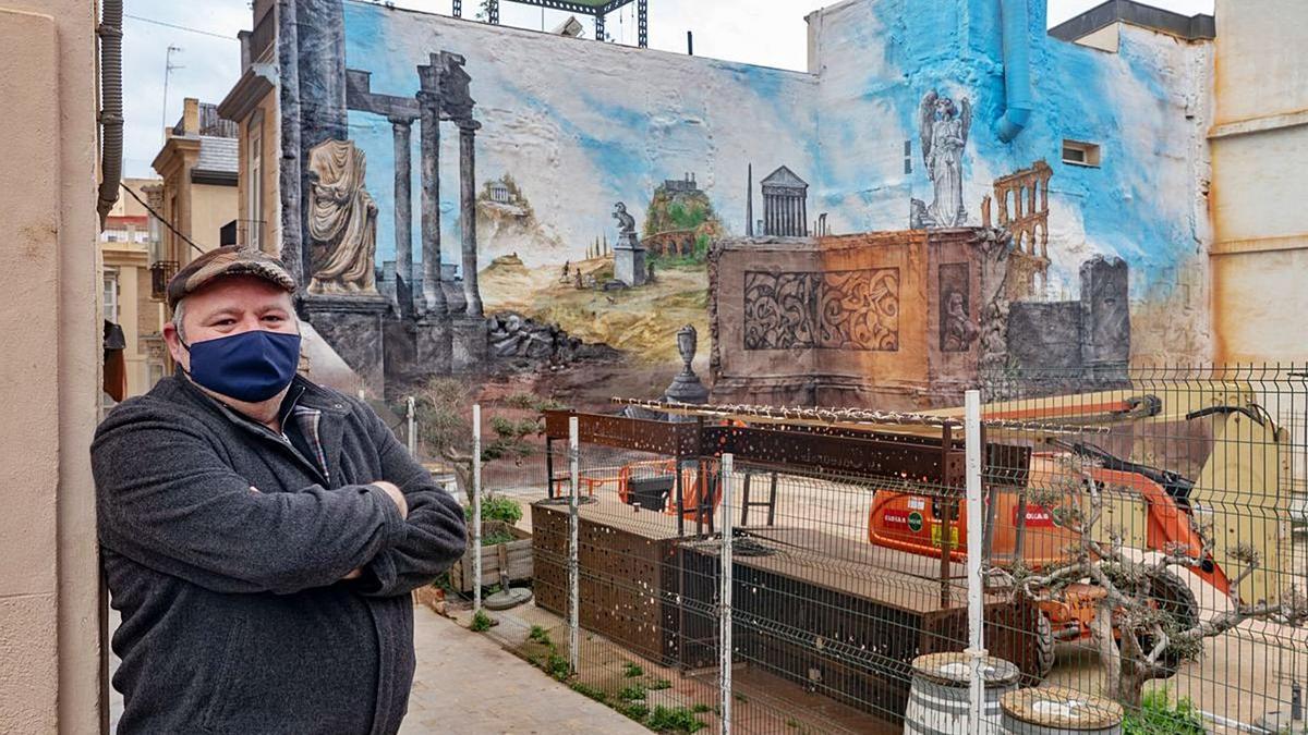 Kraser posa frente al mural que acaba de pintar en Cartagena.