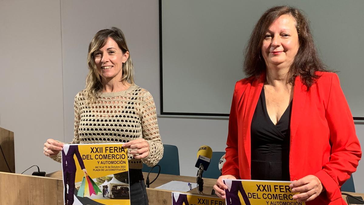 Carmen Berná, concejala de Fomento, y Ana López, presidenta de la Asociación de Comerciantes de Almoradí