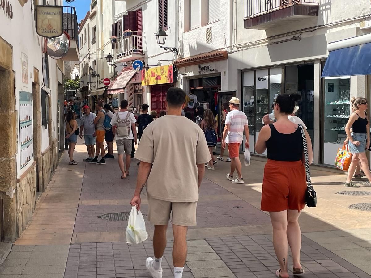 Carrers de Tossa aquest mes de juny amb turistes.