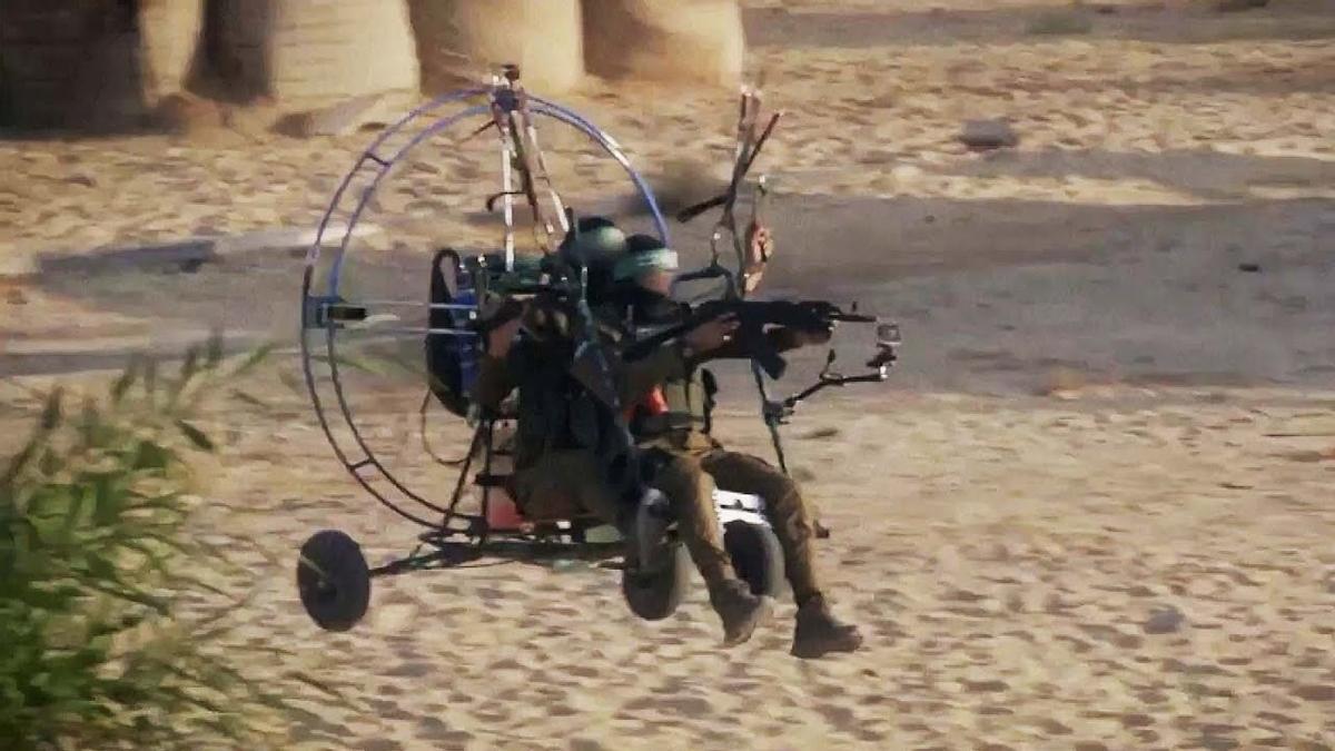 Presuntos miembros de Hamas sobre un paracaidas con motor