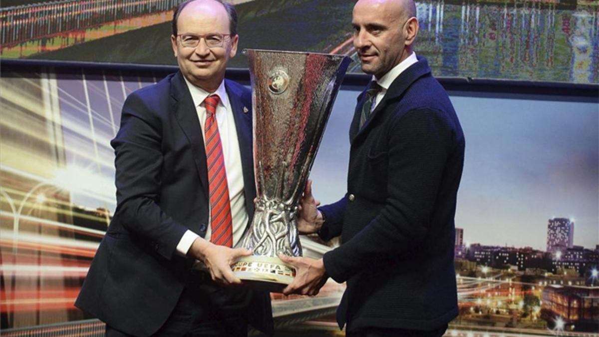 Monchi, con el último título conquistado por el Sevilla