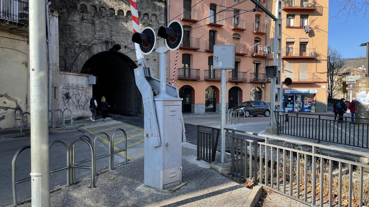 Pla general del túnel i el pas a nivell per on circulen vianants a Ripoll en una imatge publicada el 13 de gener del 2022. (Horitzontal)