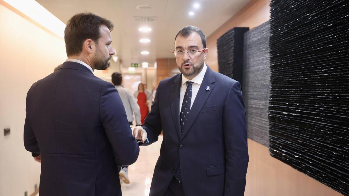 Álvaro Queipo y Adrián Barbón hablan en el pasillo de la Junta, en una imagen de archivo.