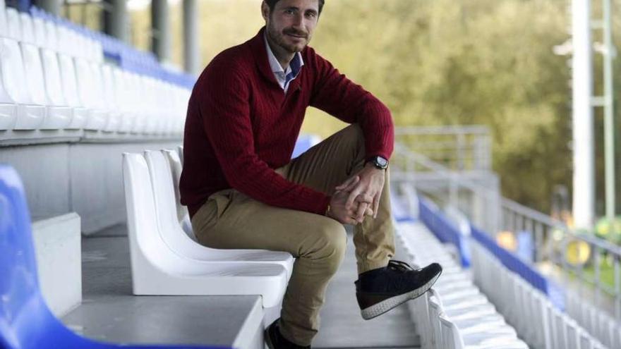 Víctor Sánchez del Amo, entrenador del Deportivo, en la grada de la ciudad deportiva de Abegondo.