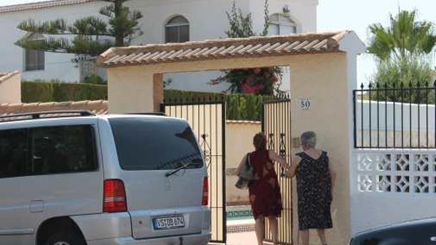 Acceso a la vivienda con la piscina al fondo.