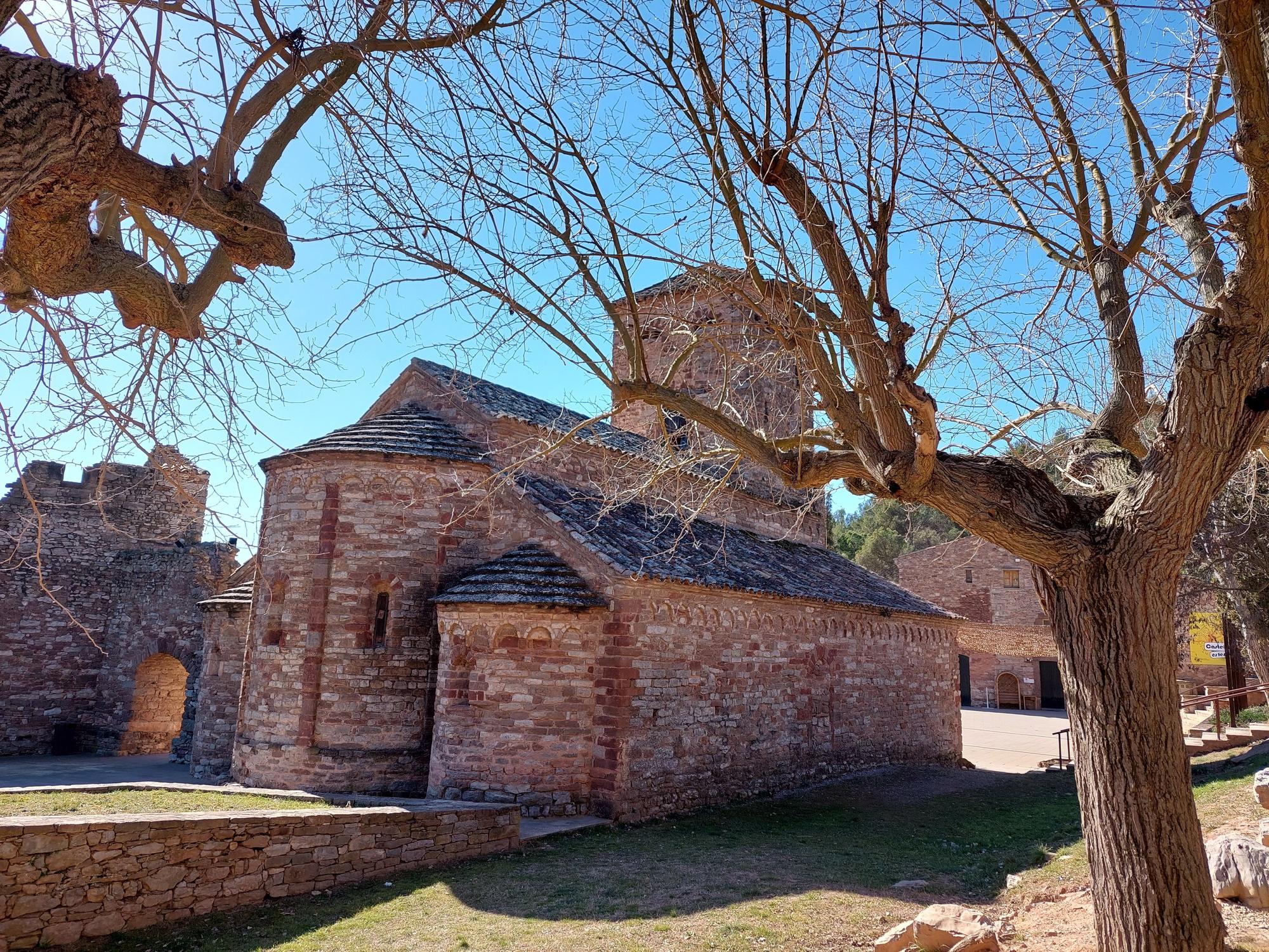 Església romànica de Castellnou de Bages amb cel ben serè