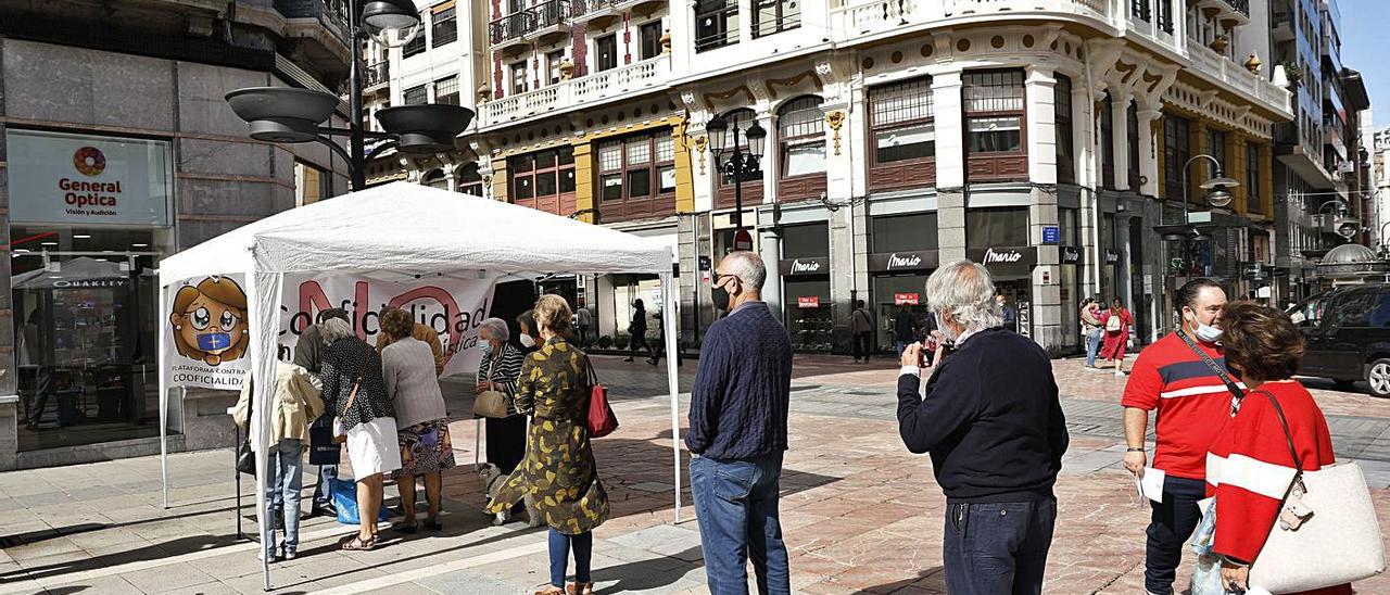 La mesa de recogida de firmas, ayer, en la calle Pelayo. | L. Murias