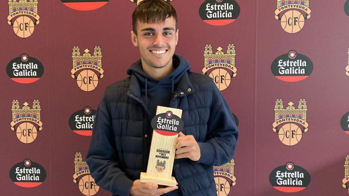 Miguel Román con el trofeo de mejor jugador de noviembre. |  // FDV