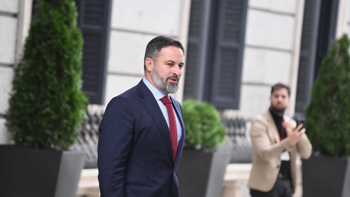 El líder de VOX, Santiago Abascal, a su salida de la segunda sesión del debate de investidura de Pedro Sánchez como presidente de Gobierno, en el Congreso de los Diputados, a 16 de noviembre de 2023, en Madrid (España).