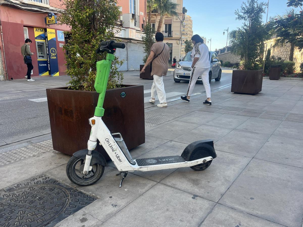 Un patinete mal estacionado en la Tribuna de los Pobres, una semana después del veto municipal.