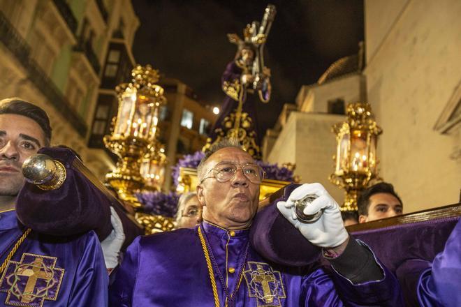 Pasión en la procesión de Nuestro Padre Jesús en la Concatedral de San Nicolás de Alicante