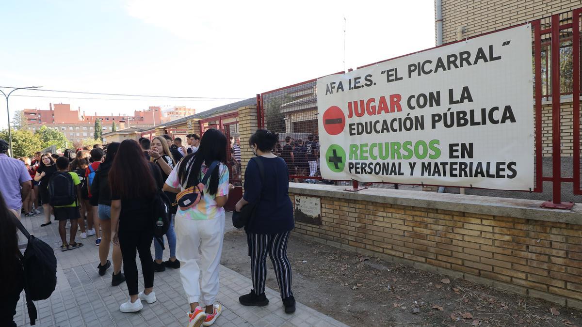 Una pancarta reivindicativa cuelga a la entrada del instituto.