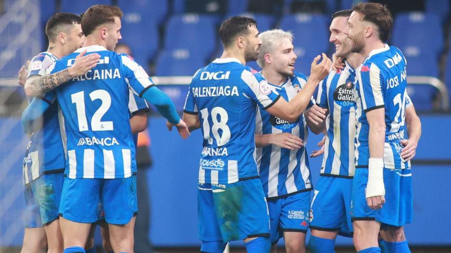 Los jugadores deportivistas celebran uno de los goles al Tarazona del domingo. // IAGO LÓPEZ