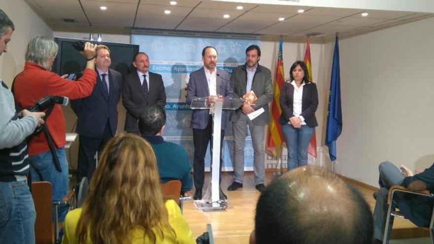 Un momento del acto que ha tenido lugar en la sala de Prensa del Ayuntamiento de Orihuela, con el alcalde y los ediles de ambas formaciones