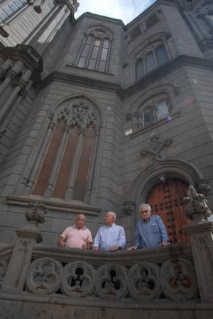 Los tres labrantes que remataron la última torre de la iglesia de Arucas