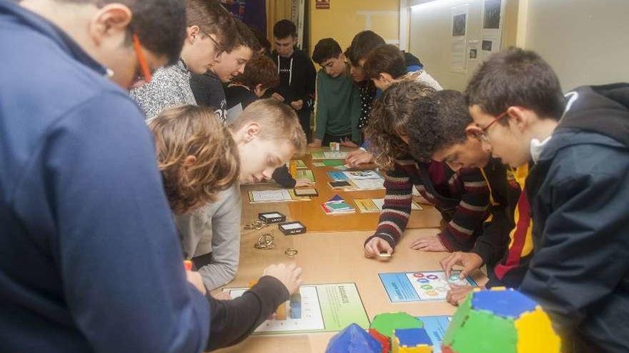 Varios estudantes do instituto Laxeiro participan en xogos relacionados coa ciencia. // Bernabé/Ana Agra