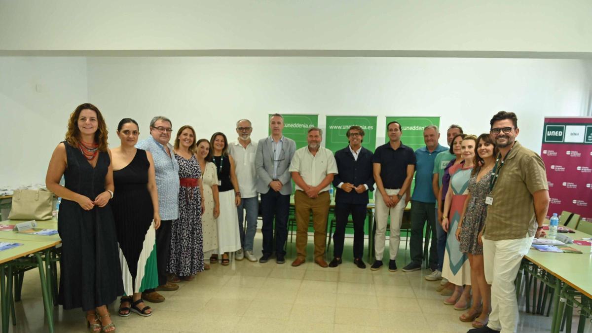 Representantes institucionales y miembros de la Junta Rectora del Consorcio Universitario de UNED Dénia, Xàbia y Benidorm durante el pleno celebrado en Dénia.